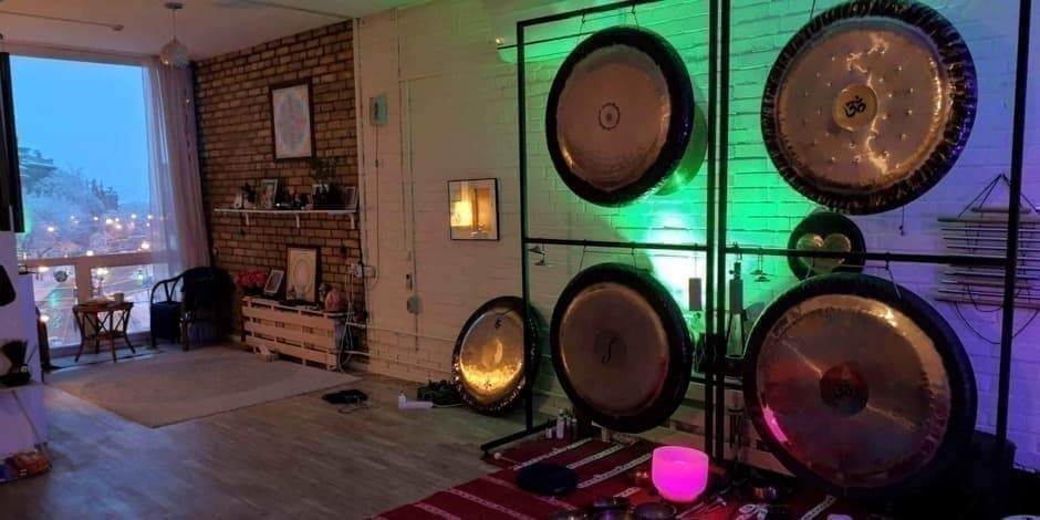 Maudynės Gonge - galingų garsų improvizacija. Veda Vyrenijus.