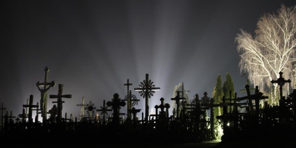 Naktinė ekskursija Kryžių kalne „Paslapčių takais su vienuoliu"