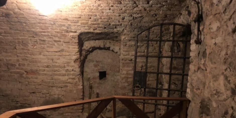 Подземные владения средневекового "мастера" (подземелья городской Ратуши).