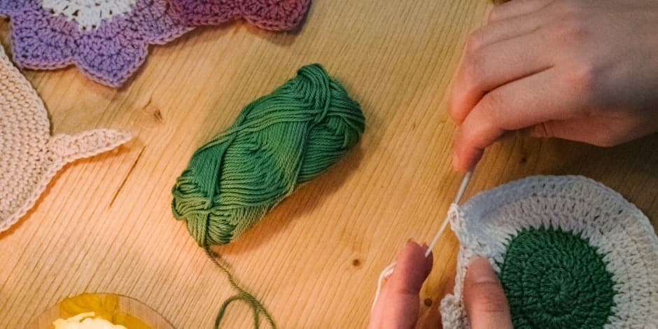 "Coffee & Crocheting" - rudeninės kepurės projektas