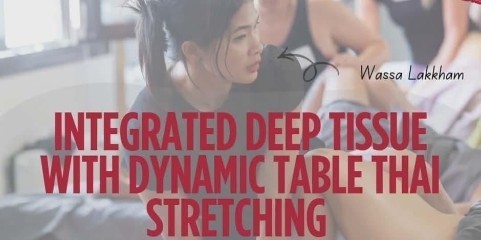 Integruotas giliųjų audinių masažas su dinaminiu Thai tempimu ant masažo stalo su Wassa Lakkham