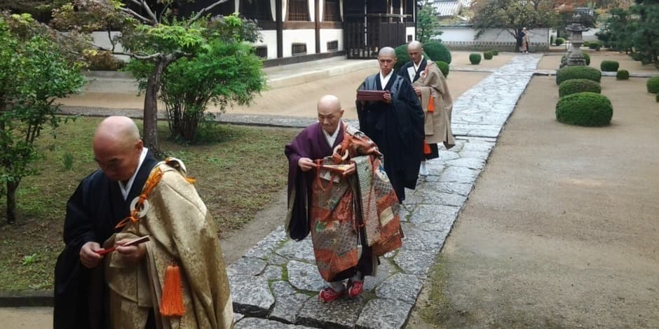 Budos Nušvitimo proga - japonų zen vienuolių meditacijos, tylos, sveikatingumo stovykla